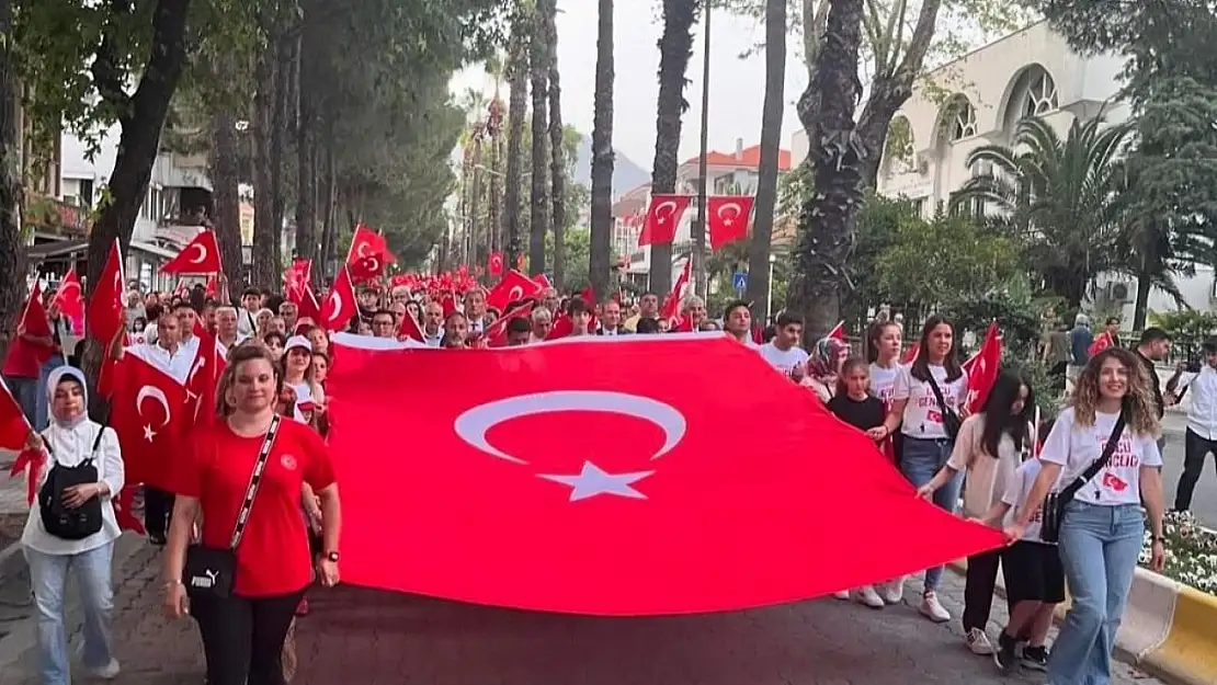 Köyceğiz'de 19 Mayıs coşkusu gençlik yürüyüşü ve Kolpa konseri ile devam etti