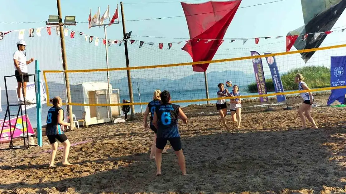 Köyceğiz'de 3. Zafer Kupası Plaj Voleybolu Turnuvası sürüyor