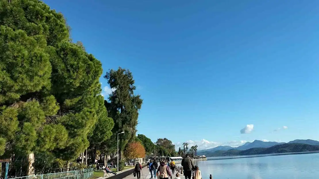 Köyceğiz'de güneşi gören Kordon'a akın etti