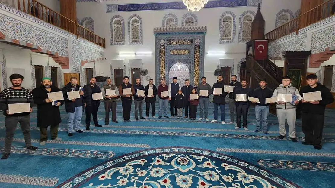 Köyceğiz'de Kur'an öğrenen kursiyerler belgelerini aldı