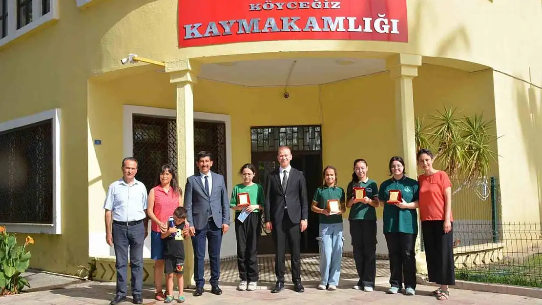 Köyceğiz'de öğrenciler kitap okudu, plaket aldı