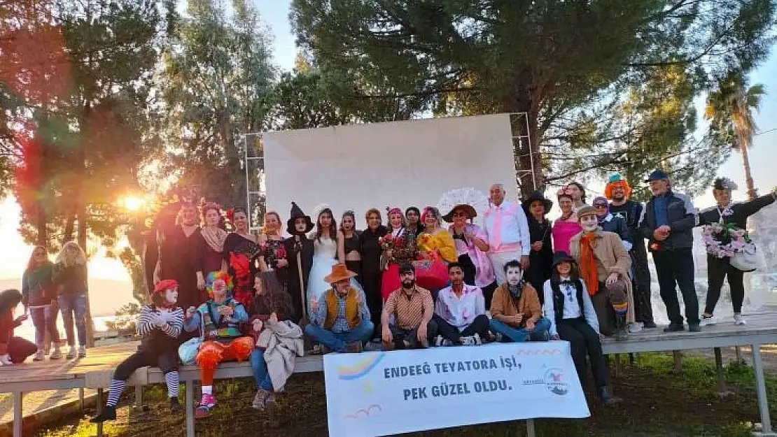 Köyceğiz'de renkli Tiyatro Günü kutlaması