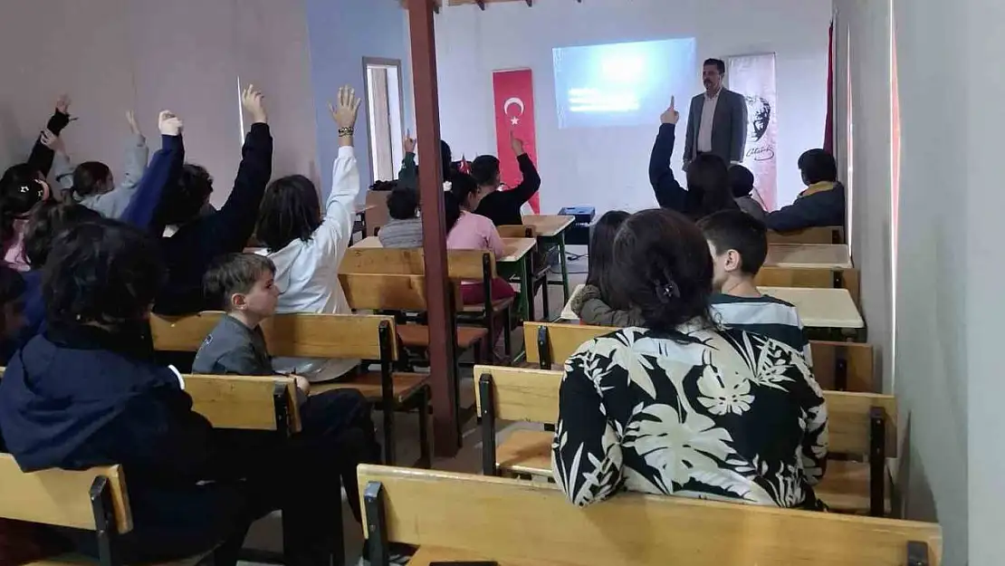 Köyceğiz'de teknoloji bağımlılığı, akran zorbalığı ve sosyal medya semineri