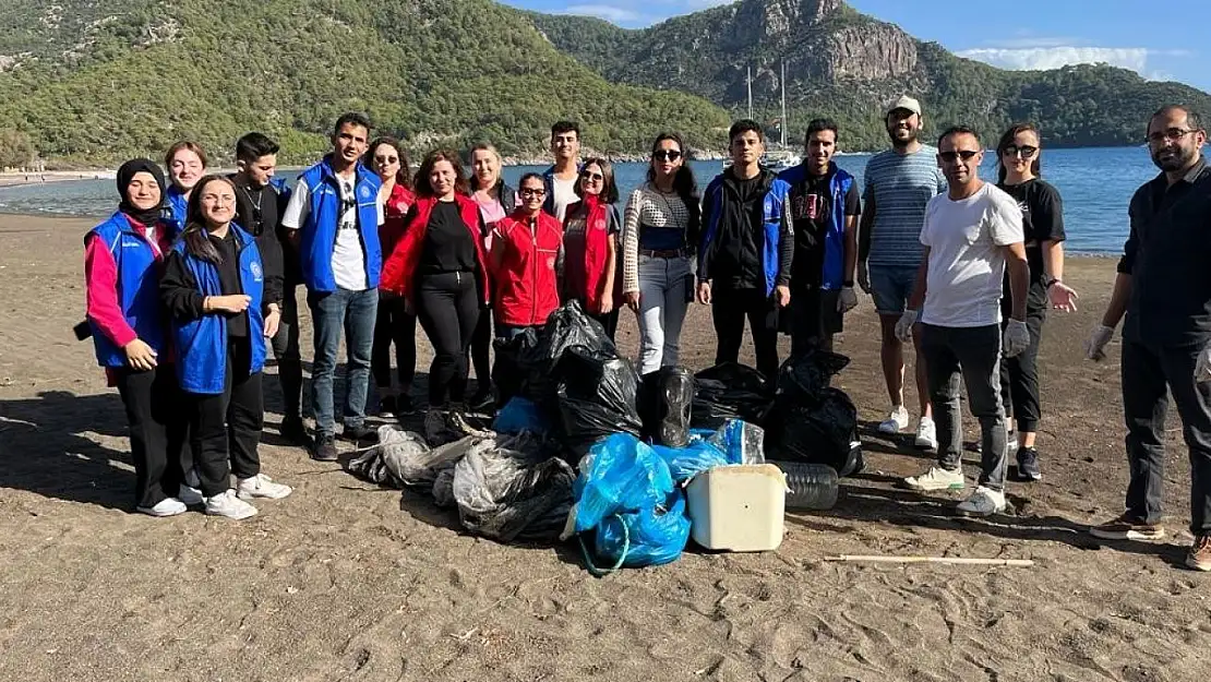 Köyceğiz Gençlik Merkezi gönüllüleri Ekincik sahilinde temizlik yaptı