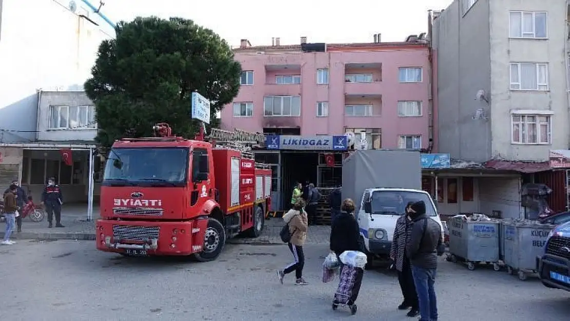 Küçükkuyu'da ev yangını: 8 kişi dumandan etkilendi