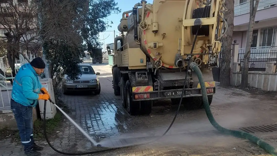 Kula'da dört mahallenin yağmursuyu ızgaraları temizlendi