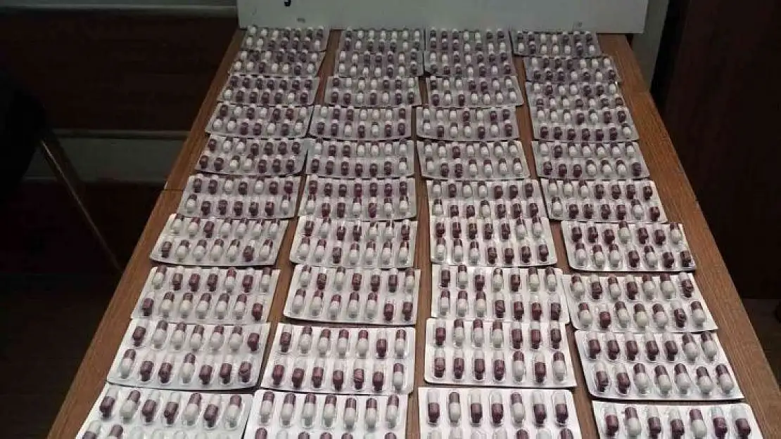 Kula'da durdurulan araçtan 600 adet 'yeşil reçete' ile satılan hap yakalandı