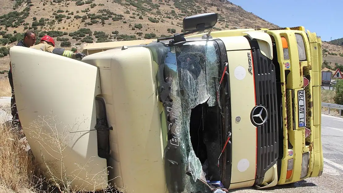 Kula'da kontrolden çıkan tır devrildi: 1 yaralı