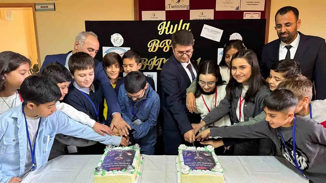 Kula'da küçük yazarlar büyük bir eseri hayata geçirdi