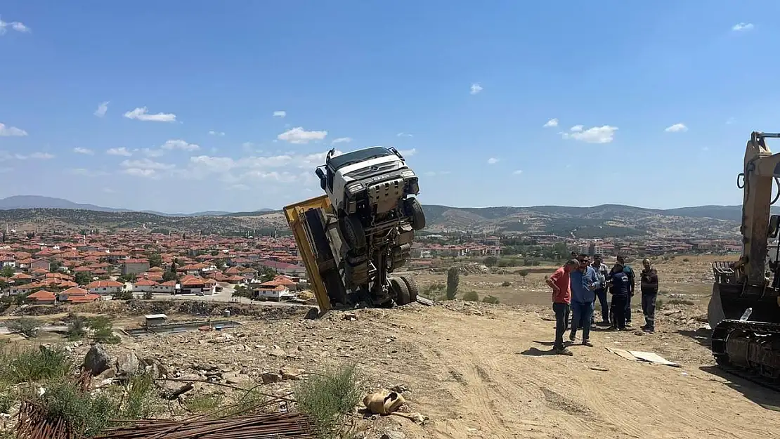 Kula'da moloz boşaltan kamyon havada asılı kaldı