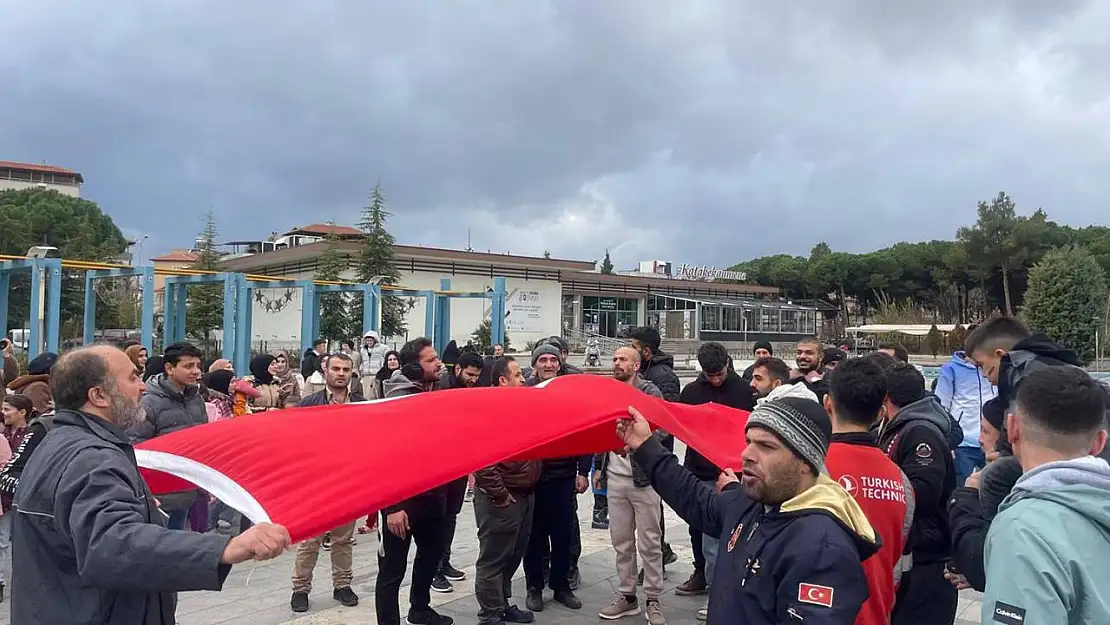 Kula'daki Suriyeli vatandaşlardan özgürlük yürüyüşü