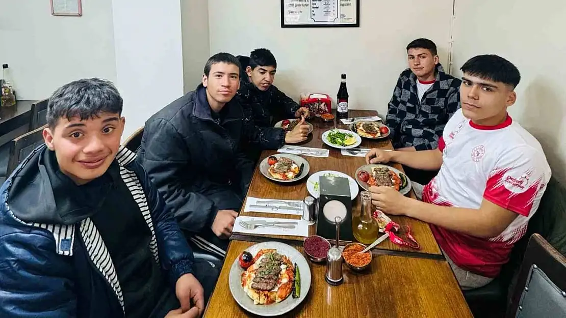 Kulalı özel öğrenciler futsal yarı finallerinde Manisa'yı temsil edecek