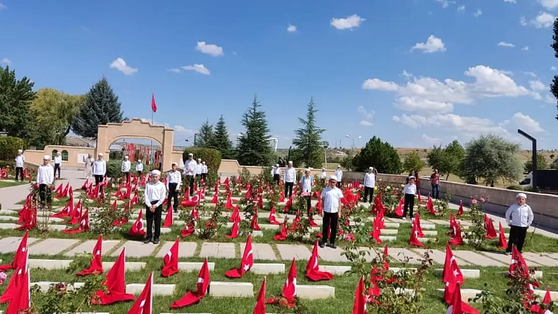 Kur'an Kursu öğrencileri Dumlupınar Şehitliği'ni ziyaret etti