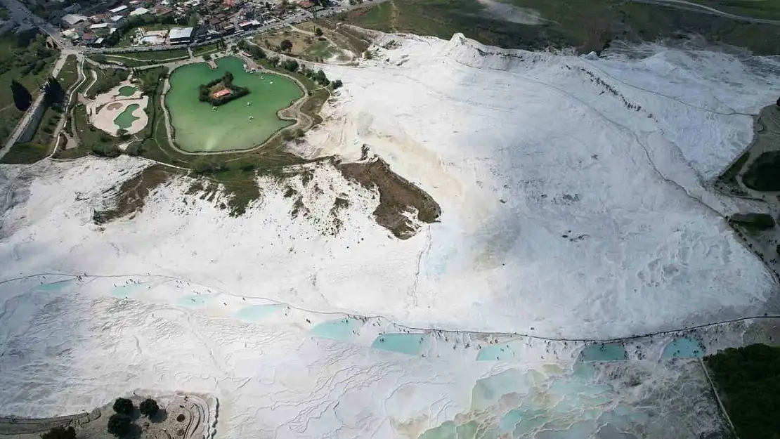 Kuraklık ve denetimsiz jeotermal su kullanımı beyaz cennet Pamukkale'yi karartıyor