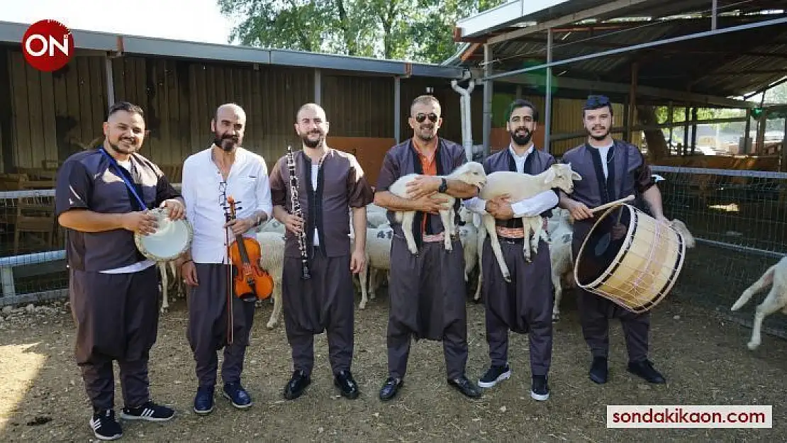 Kurban Bayramı öncesi kuzularına sıra gecesi yaptı