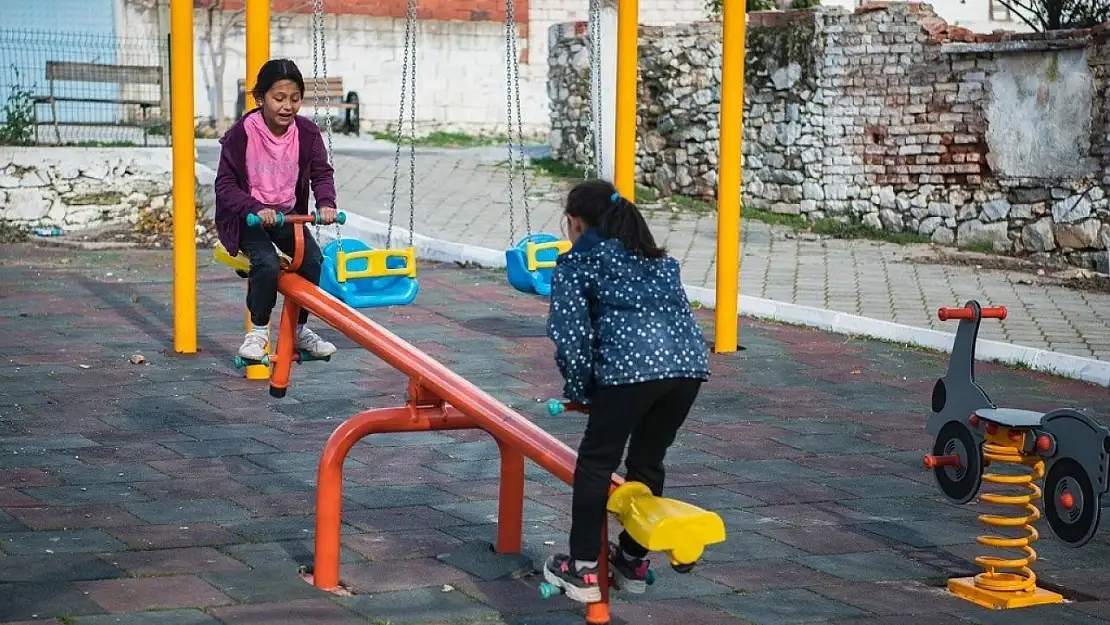 Kuşadalı çocuklar yeni parklardan memnun