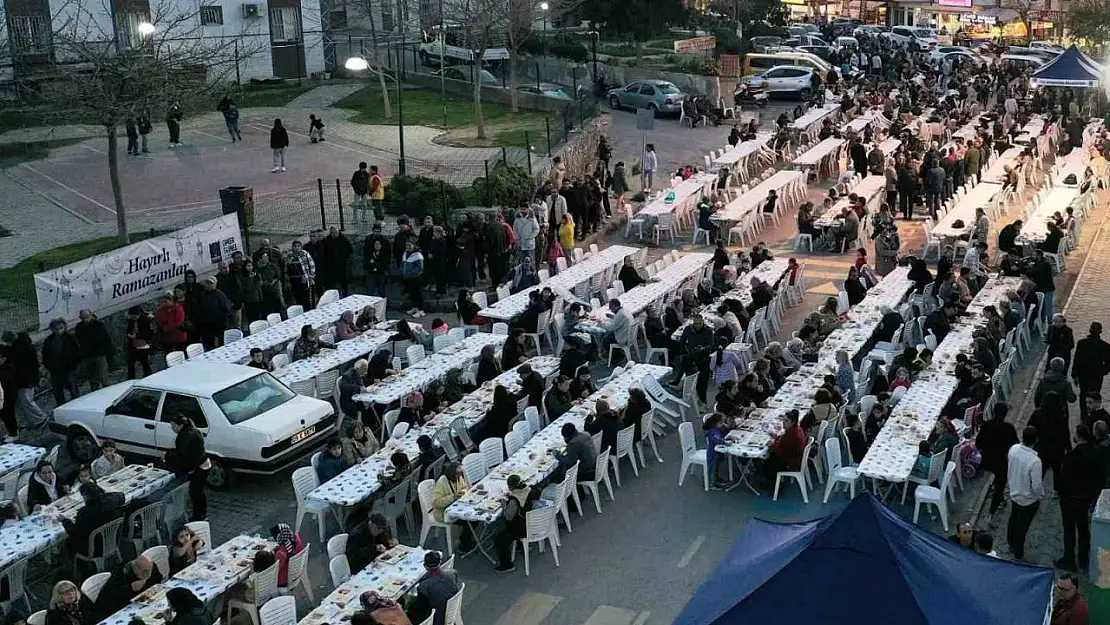 Kuşadası Belediyesi ilk iftar sofrasını Hacıfeyzullah Mahallesi'nde kurdu