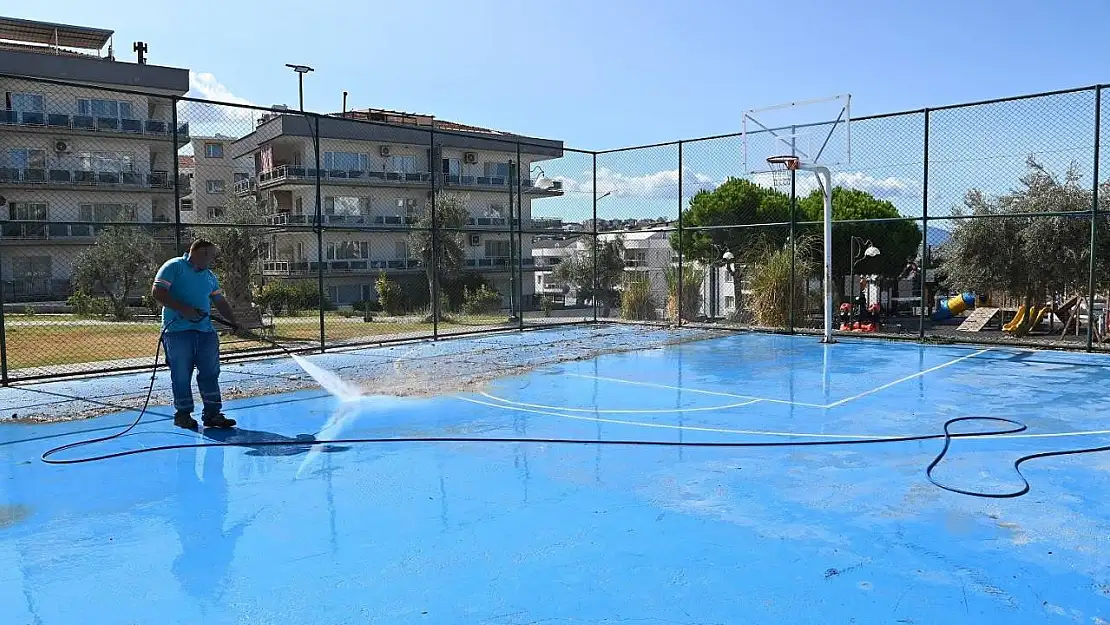 Kuşadası Belediyesi'nden detaylı temizlik çalışması