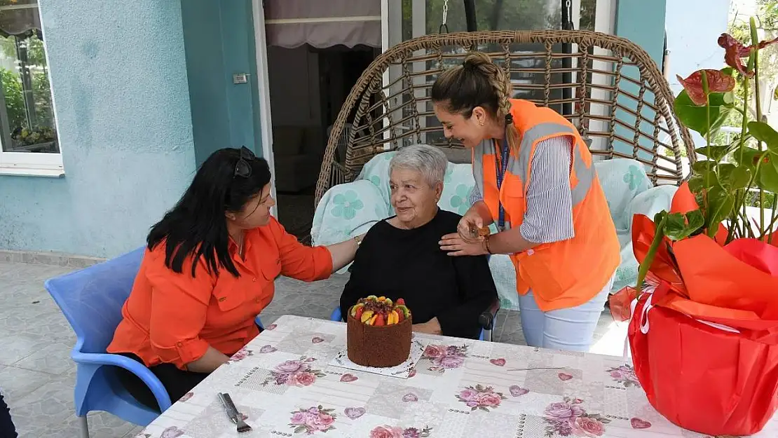 Kuşadası Belediyesi'nden yaşlı çınara sürpriz doğum günü kutlaması