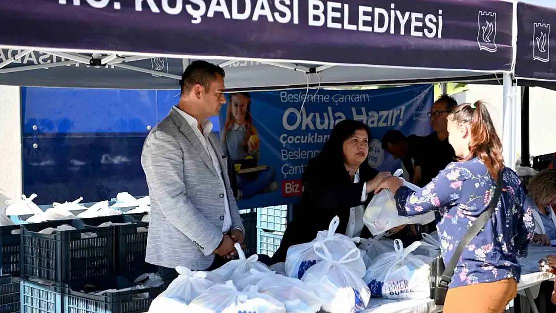 Kuşadası Belediyesi'nin beslenme çantası desteği başladı