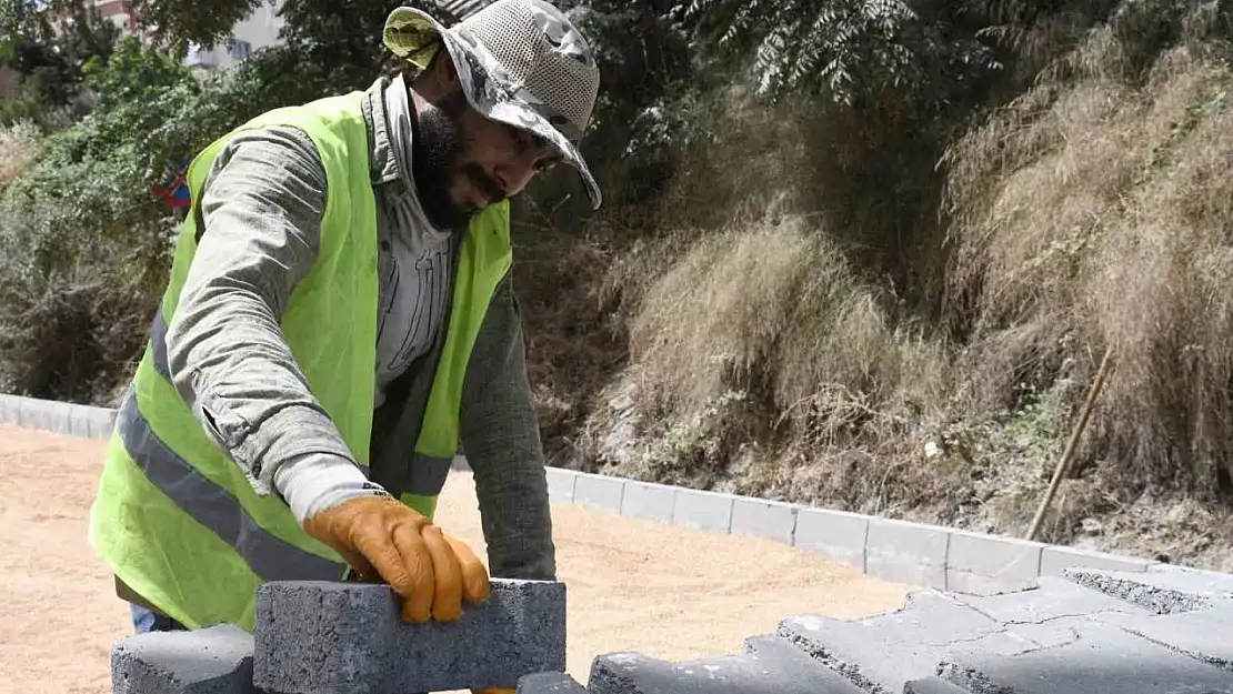 Kuşadası Belediyesi'nin yol yapım çalışmaları sürüyor