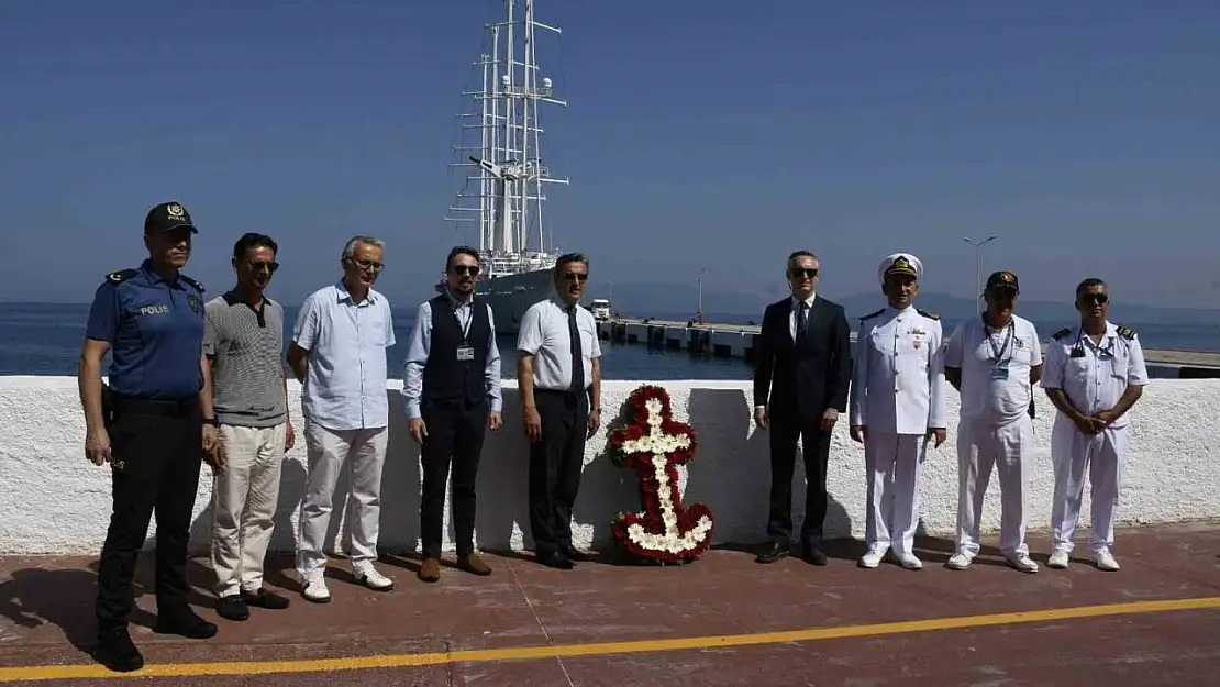 Kuşadası denizine şehitler anısına çiçek bırakıldı