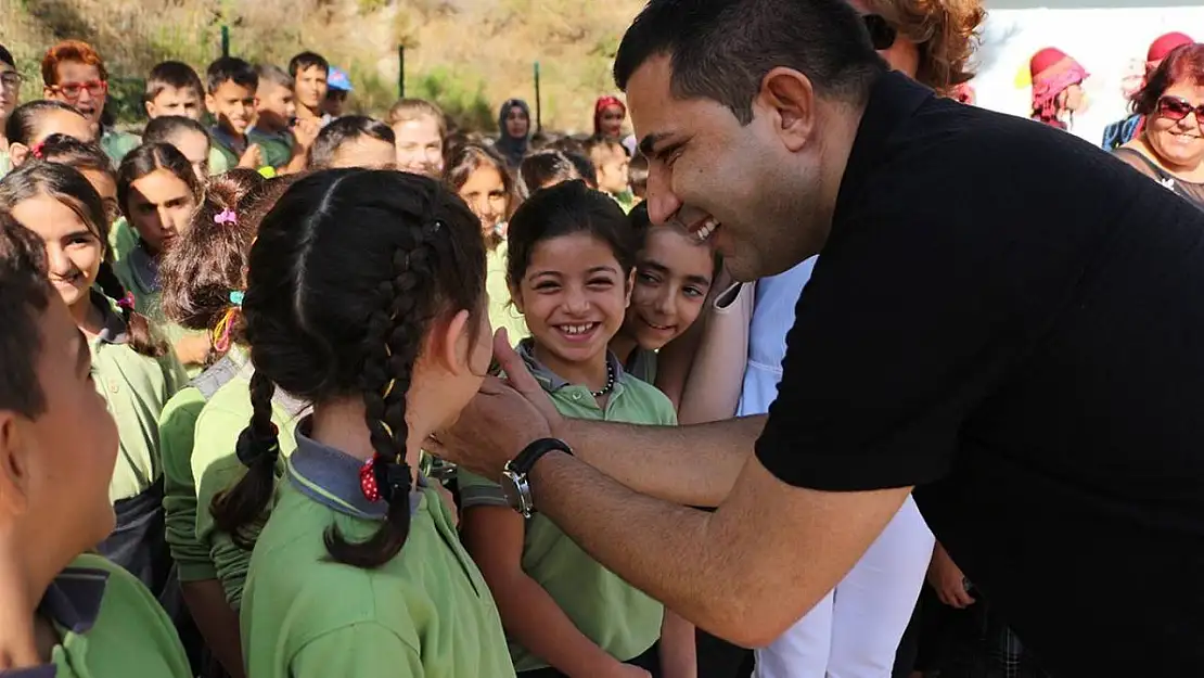 Kuşadası'nda Başkan Günel eğitime destek oluyor