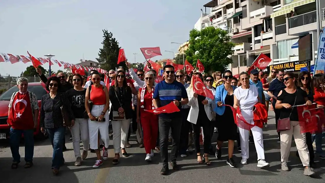 Kuşadası'nda binler Ata'sı için yürüdü