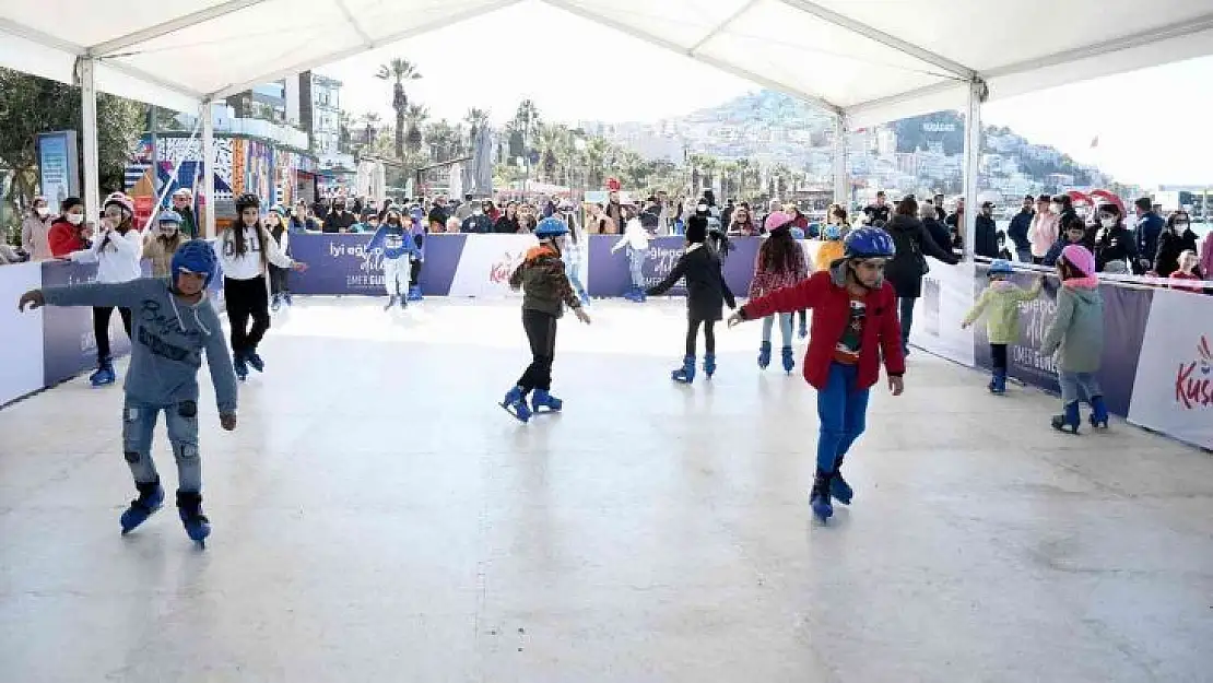 Kuşadası'nda buz pateni keyfi