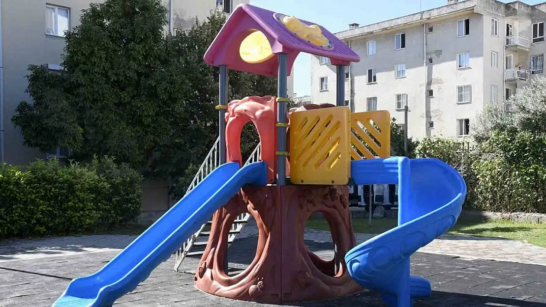 Kuşadası'nda çocuk parkındaki oyun grubuna zarar verildi