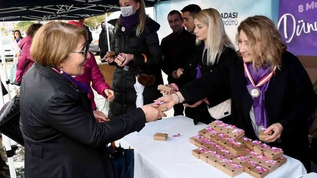 Kuşadası'nda coşkulu 8 Mart kutlaması