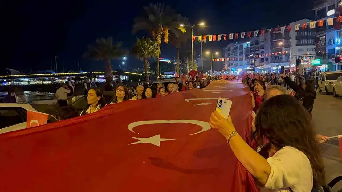 Kuşadası'nda dev Türk bayrağıyla 'Cumhuriyet' için yürüdüler