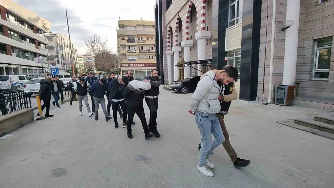 Kuşadası'nda eğlence mekanı sahibini silahla yaralamaya 4 tutuklama