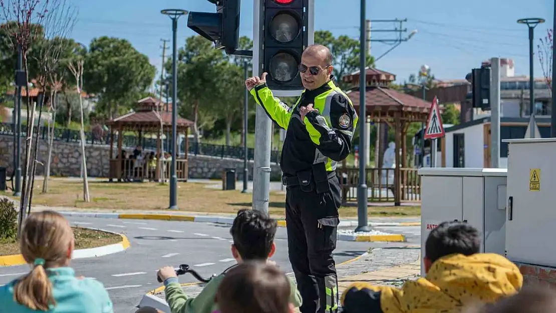 Kuşadası'nda geleceğin bilinçli sürücüleri bu parkta yetişiyor