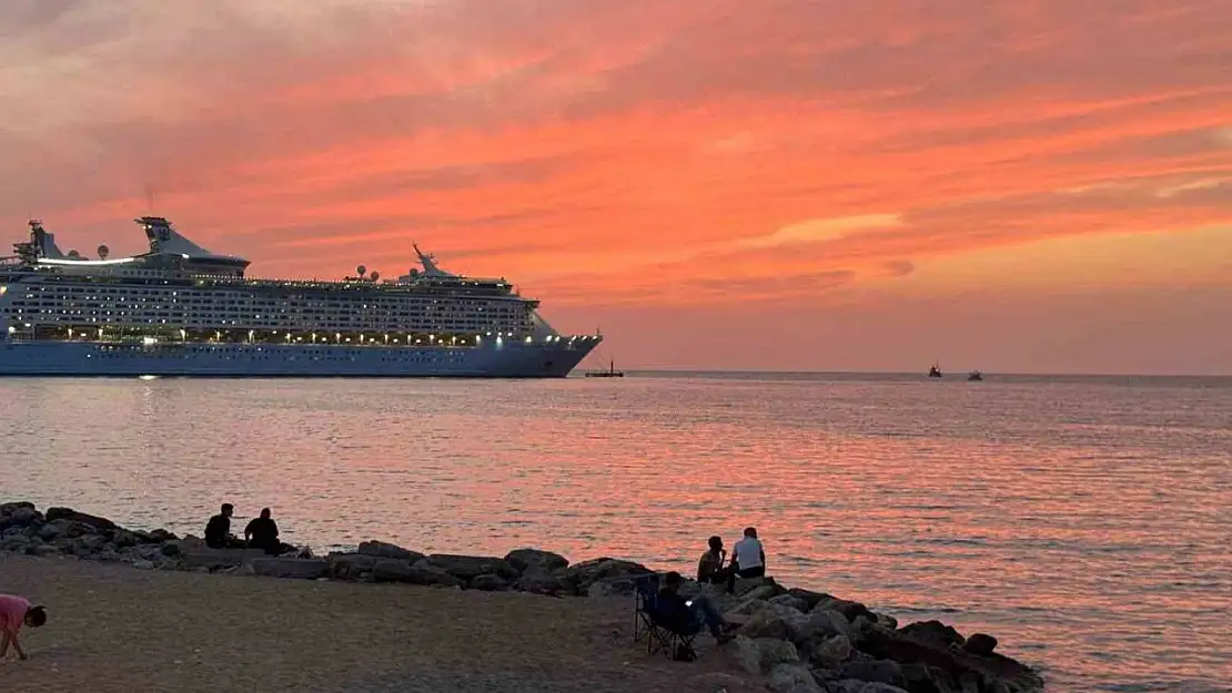 Kuşadası'nda gün batımı doğal bir görsel şölen sunuyor