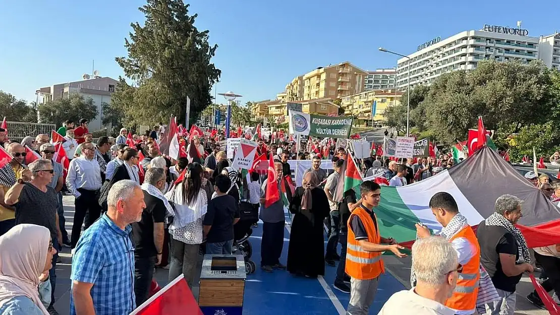 Kuşadası'nda halk Filistin'in özgürlüğü için yollara döküldü