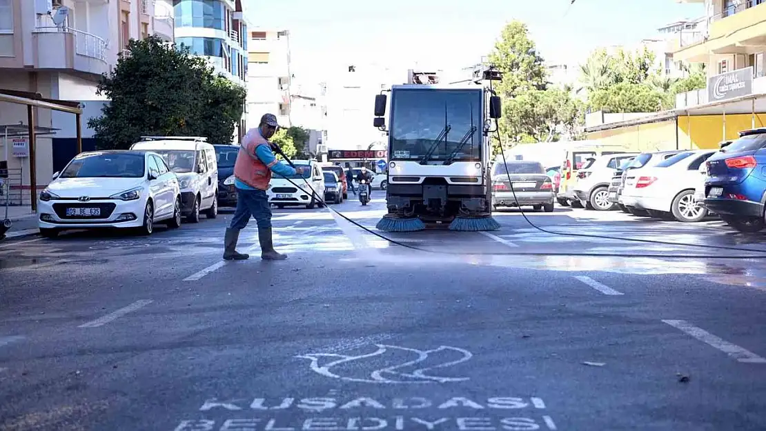 Kuşadası'nda kesintisiz temizlik mesaisi