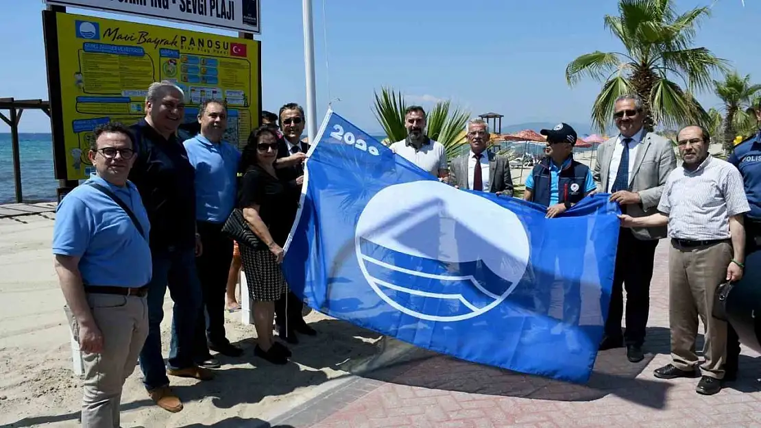 Kuşadası'nda Mavi Bayraklar dalgalanmaya başladı