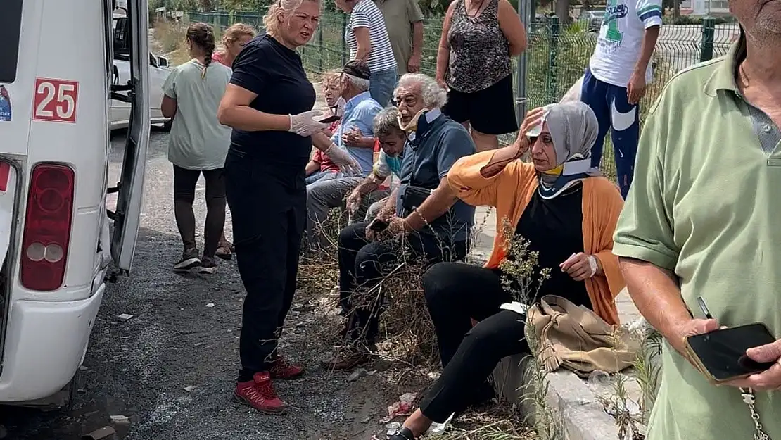 Kuşadası'nda otomobil minibüse arkadan çarptı: 6 yaralı