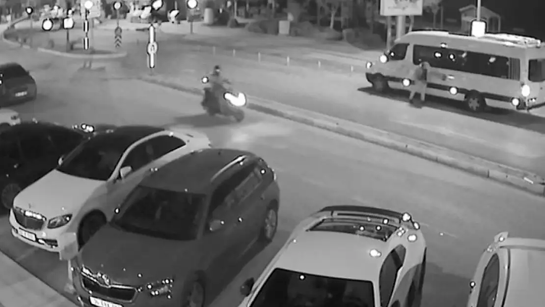 Kuşadası'nda otomobilin kurşunlanması güvenlik kamerasına yansıdı