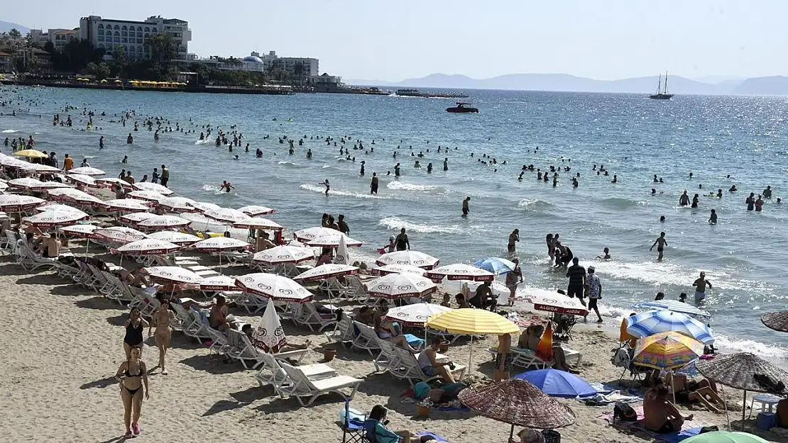 Kuşadası'nda şezlong ve şemsiyelerin ücretsiz olması tatilcileri memnun etti