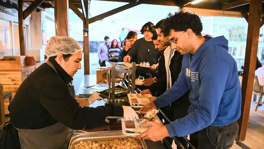 Kuşadası'nda üniversitelilerin yüzünü güldüren hizmet başladı