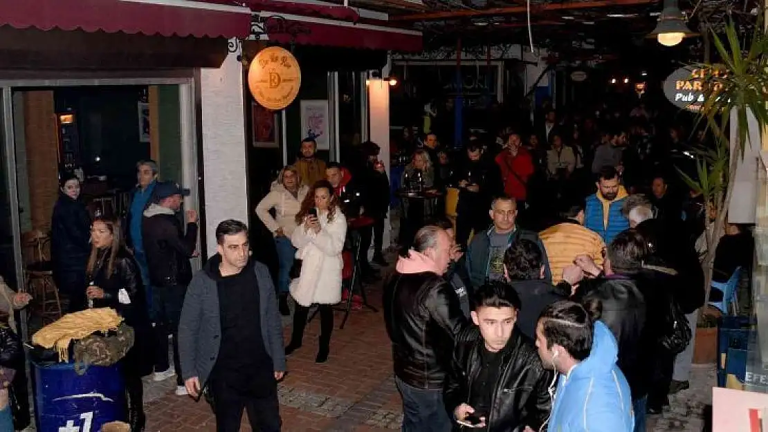 Kuşadası'nda yalnızlar partisi düzenlendi