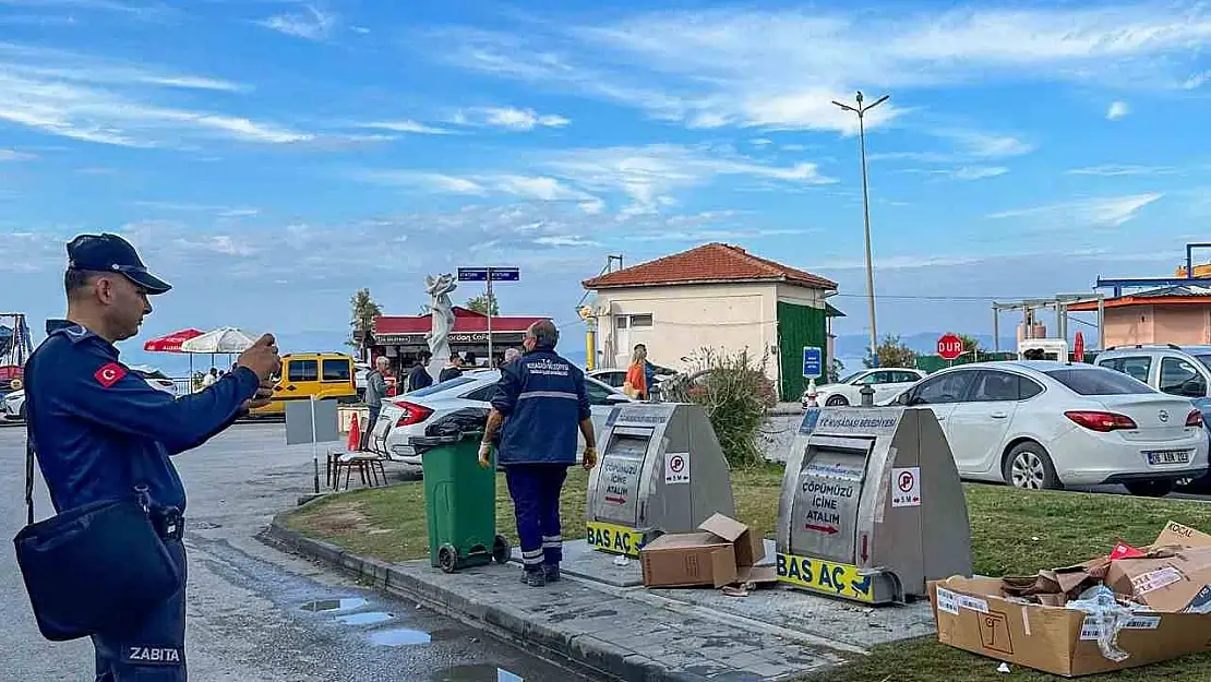 Kuşadası'nda yere çöp ve izmarit atan yanıyor