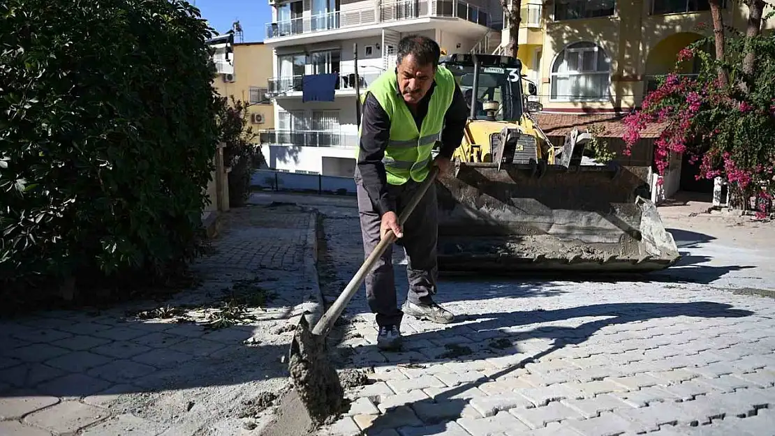 Kuşadası'nda yol yapım ve bakım çalışmaları sürüyor