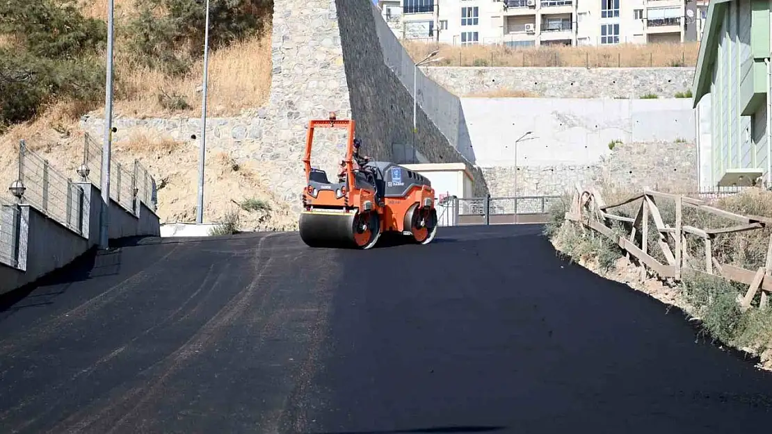 Kuşadası'nda yol yenileme çalışmaları sürüyor