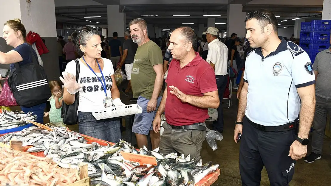 Kuşadası'ndaki balık tezgahlarında sağlık ve hijyen denetimi yapıldı