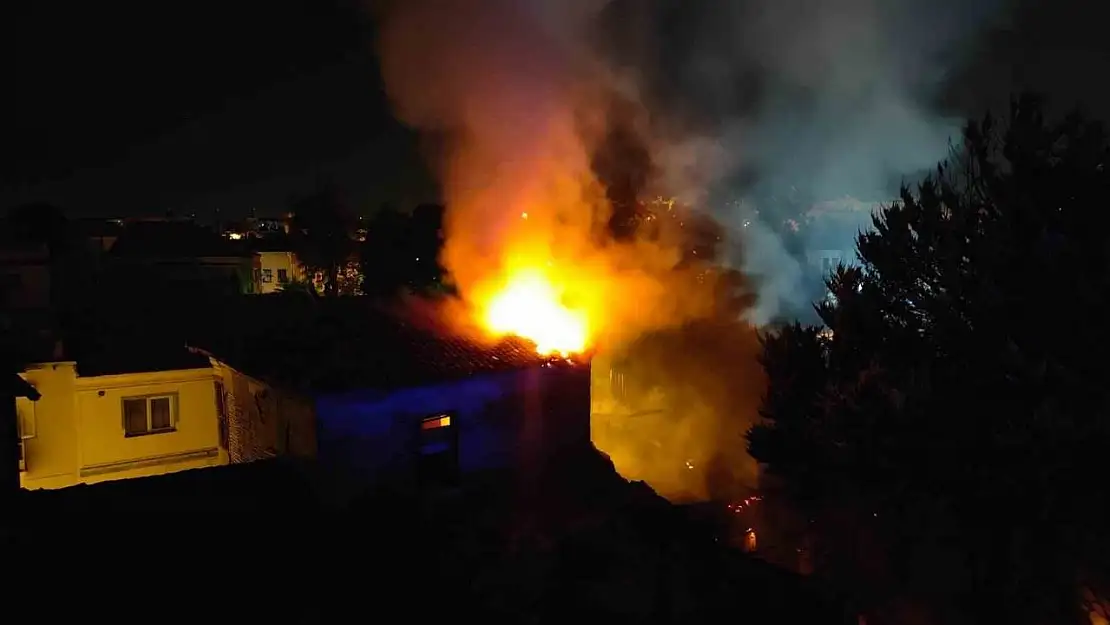 Kuşadası'ndaki yangında binanın çatısı çöktü