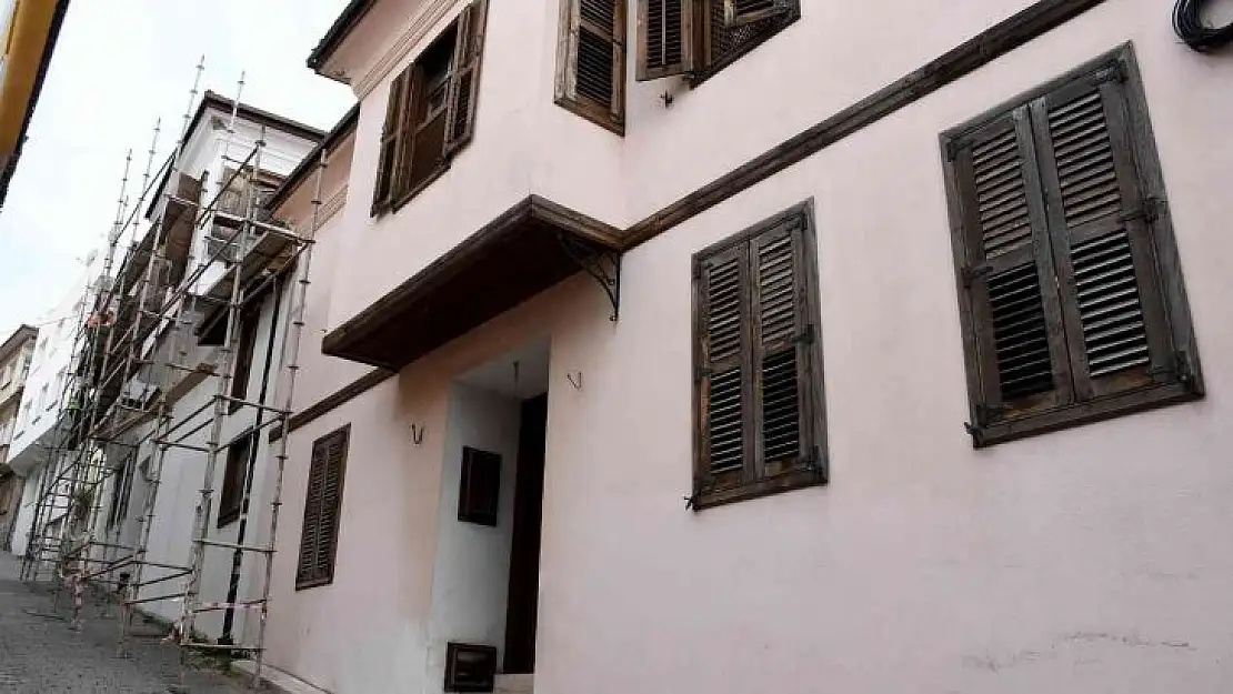 Kuşadası'nın iki tarihi evi kültür ve sanat merkezine dönüşüyor