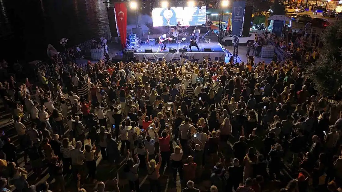 Kuşadası Sokak Festivali'nin ilk gününde Necati ve Saykolar rüzgarı esti